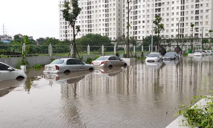 Hơn chục ôtô bị ngập nước trong khu chung cư ở Hà Nội