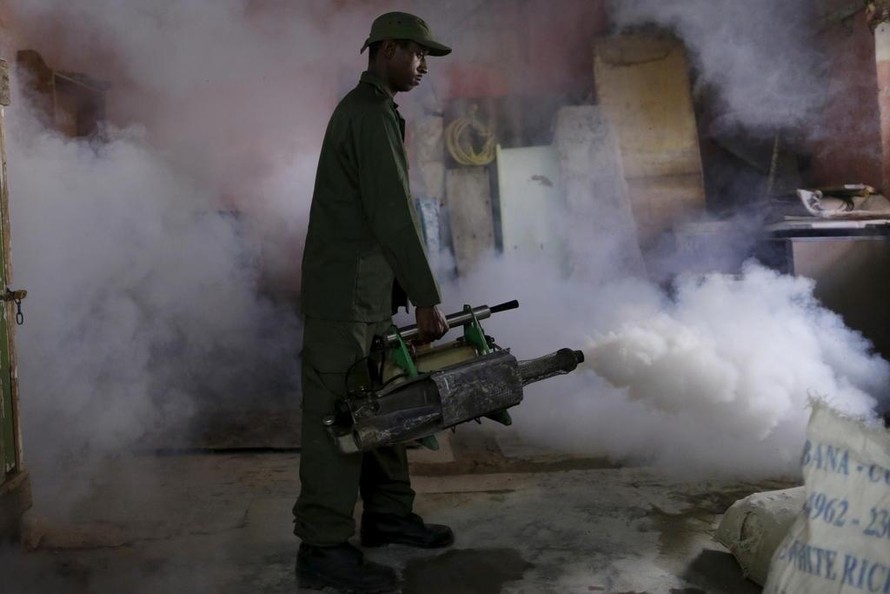 Một nhân viên đang phun thuốc muỗi tại Havana, Cuba năm 2016. Ảnh: CBC.ca