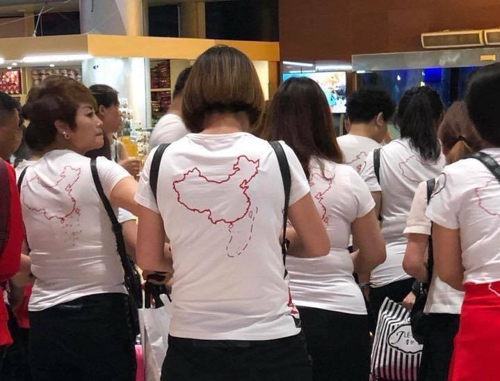 Khách Trung Quốc mang áo 'đường lưỡi bò' đến Nha Trang 
