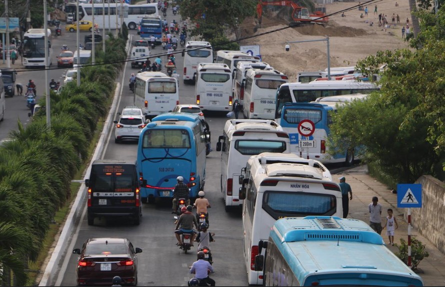 Tình trạng ách tắc trên đường Phạm Văn Đồng (thành phố Nha Trang). 