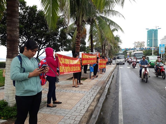Khách hàng kéo đến trước UBND tỉnh Khánh Hòa nhờ can thiệp để lấy nhà - ảnh LCT