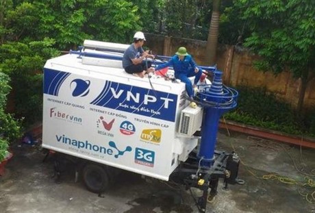 Nhân viên kỹ thuật VNPT khẩn trương triển khai các phương án phòng chống lụt bão