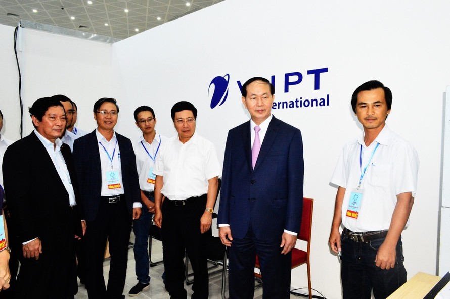 Chủ tịch nước Trần Đại Quang và Phó Thủ tướng Phạm Bình Minh đến thăm trung tâm điều hành kỹ thuật của VNPT tại Trung tâm Báo chí quốc tế APEC 2017.