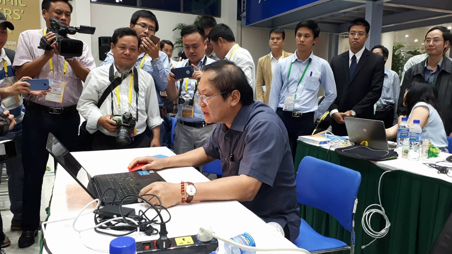 Bộ trưởng Bộ Thông tin và Truyền thông Trương Minh Tuấn trực tiếp kiểm tra tốc độ internet tại Trung tâm báo chí APEC bằng máy tính của phóng viên