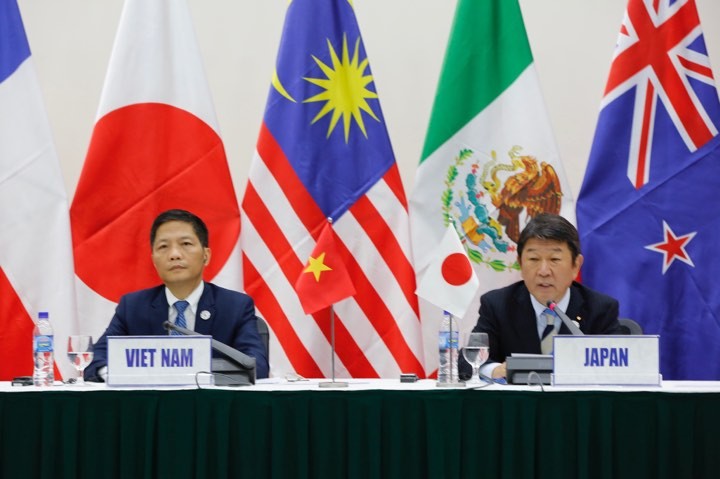 Bộ trưởng Công Thương Trần Tuấn Anh và Bộ trưởng ái thiết kinh tế Nhật Bản Toshimitsu Motegi tại cuộc họp báo về TPP. Ảnh: Hồng Vĩnh 