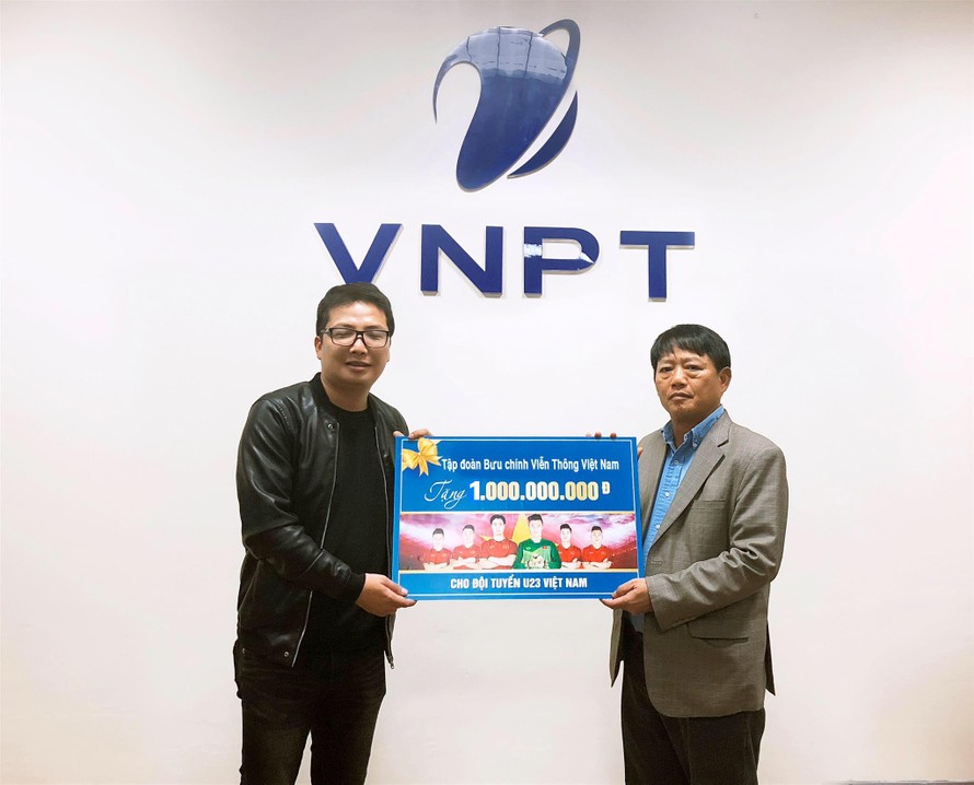 Phó Tổng Giám đốc VNPT Lương Mạnh Hoàng công bố số tiền tặng thưởng 1 tỷ đồng dành cho đội tuyển U23 Việt Nam 