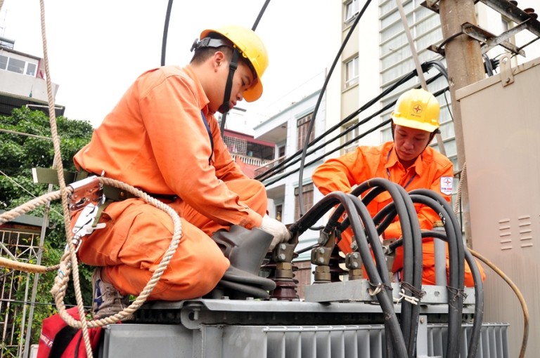 Công nhân Tổng công ty Điện lực Hà Nội làm việc dưới nắng nóng gay gắt để đảm bảo cấp điện cho người dân Thủ đô