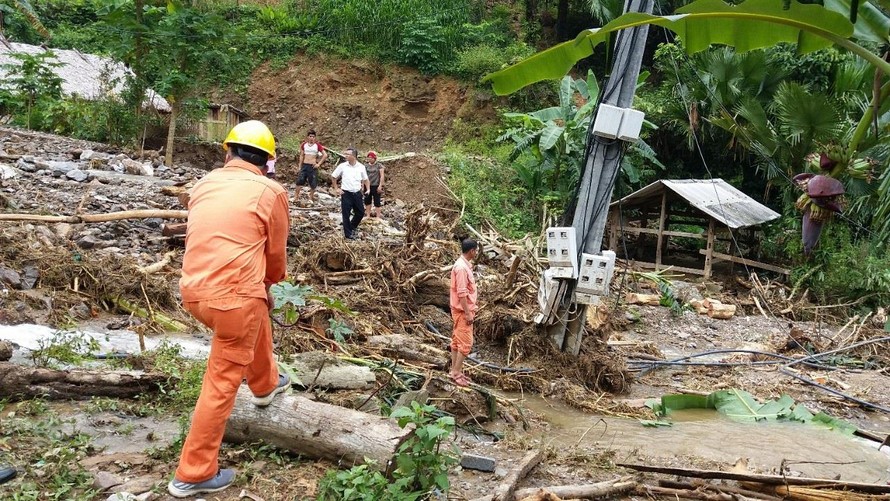 Công nhân ngành điện khắc phục hậu quả của mưa lũ