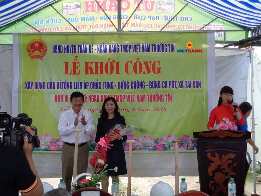 Đại diện Ngân hàng Vietbank tại lễ khởi công xây dựng cầu liên ấp Chắc Tưng, Bưng Chông, Bưng Cà Pố do đơn vị tài trợ