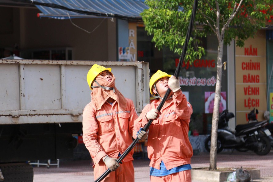 Công nhân Điện lực Nam Định trần mình trong nắng nóng khắc phục sự cố, đảm bảo cấp điện cho người dân