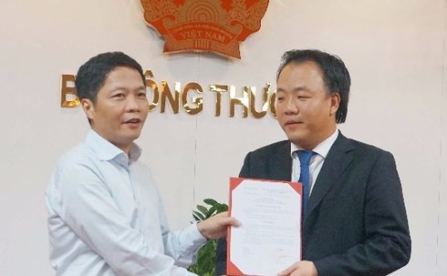 Ông Trần Hữu Linh (phải) nhận quyết định giữ chức vụ Tổng cục trưởng Quản lý thị trường
