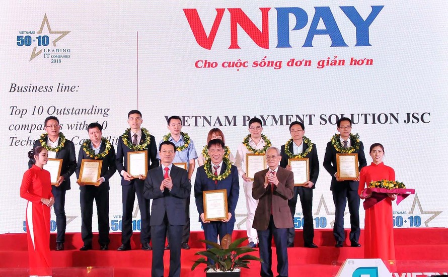 Ông Trần Trí Mạnh, Chủ tịch HĐQT VNPAY nhận danh hiệu tại buổi lễ vinh danh