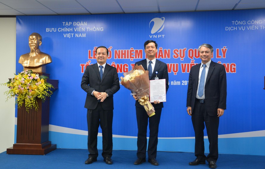 Lãnh đạo Tập đoàn VNPT trao quyết định cho ông Nguyễn Nam Long (đứng giữa)
