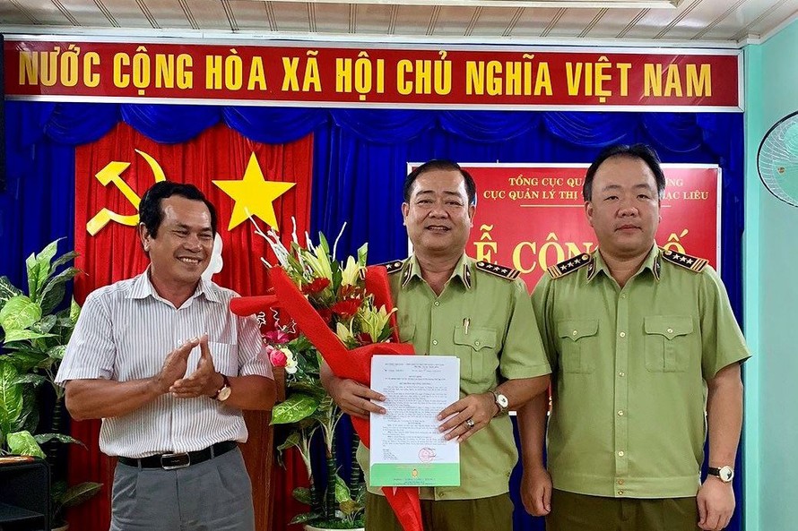 Ông Nguyễn Minh Trung (giữa) nhận quyết định bổ nhiệm Cục trưởng Cục QLTT tỉnh Bạc Liêu