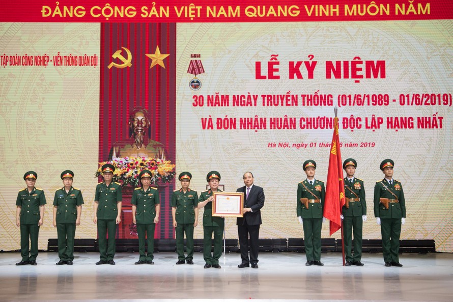 Thay mặt lãnh đạo Đảng, Nhà nước, Thủ tướng Nguyễn Xuân Phúc trao Huân chương Độc lập hạng Nhất cho Tập đoàn Công nghiệp - Viễn thông Quân đội