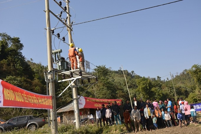 Sau nhiều năm không có điện lưới quốc gia, gần 200 hộ dân thuộc xã Nậm Chua được cấp điện trước thềm Xuân Canh Tý
