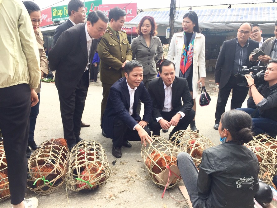 Bộ trưởng Công Thương mua gà, kiểm tra tình hình giá cả thị trường ngày 29 Tết tại Lạng Sơn