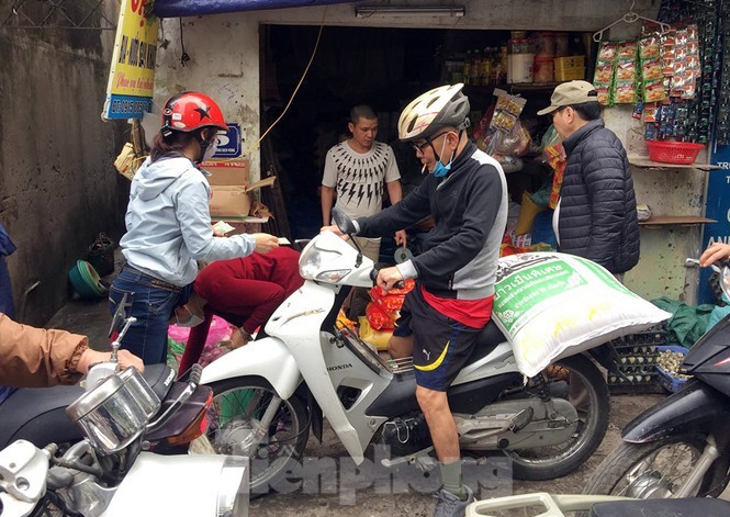 Sáng sớm 7/3, chợ Dịch Vọng (Cầu Giấy, Hà Nội), cách phường Trúc Bạch (Ba Đình, Hà Nội) khoảng 10km, người dân đổ ra chợ mua sắm thực phẩm để tích trữ.