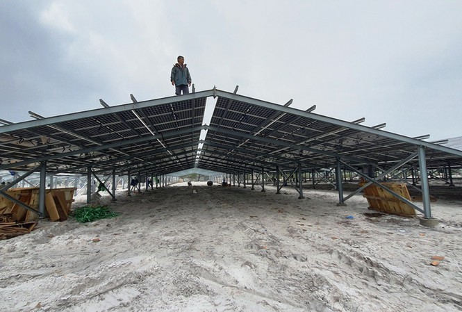 Công trình điện mặt trời mái nhà trong một trang trại vùng rú cát tại huyện Quảng Điền, tỉnh TT-Huế. 