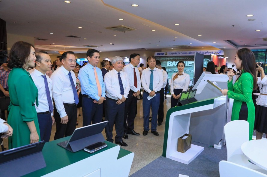 Thứ trưởng Bộ Công Thương Đỗ Thắng Hải (ngoài cùng bên tay phải) đến thăm gian trưng bày của Vietcombank tại Hội nghị "Các giải pháp thúc đẩy thực hiện Cuộc vận động "Người Việt Nam ưu tiên dùng hàng Việt Nam" 