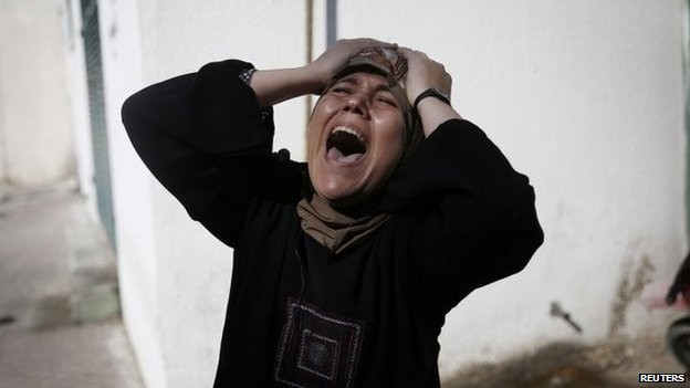Một người dân Palestine gào khóc khi người thân bị thiệt mạng do đạn Israel. Ảnh: Reuters