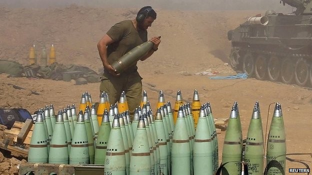 Binh sĩ Israel chuẩn bị đạn pháo tấn công dải Gaza