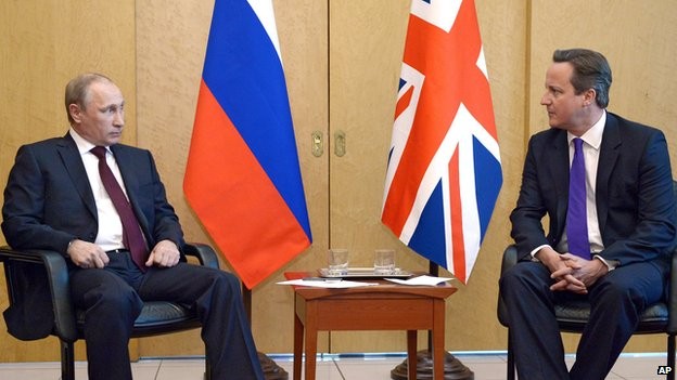 Thủ tướng Anh David Cameron (phải) với Tổng thống Nga Vladimir Putin