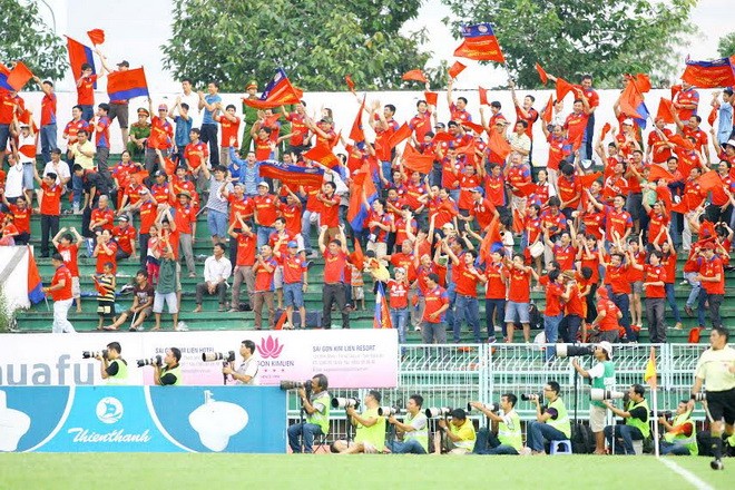 CĐV B.Bình Dương được ăn mừng chiến thắng và chức vô địch của đội nhà trên sân Long An. Ảnh: Thể thao Văn hóa.