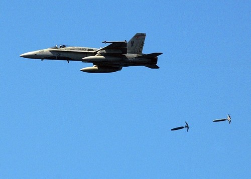 Một chiếc F/A-18 thả bom. Ảnh minh họa: Wikipedia.
