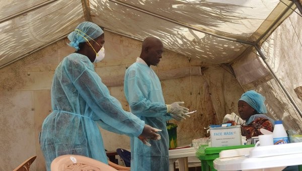 Nhân viên y tế tại Sierra Leone
