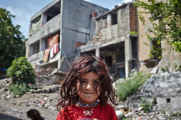 Bé Aysha, 5 tuổi, đứng trước căn nhà tị nạn ở Thổ Nhĩ Kỳ
