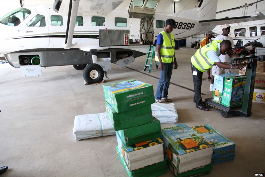Liberia tiếp liệu y tế cho tổ chức Bác sĩ Không Biên giới, tổ chức đang trợ giúp trong các dịch vụ y tế phòng chống virus Ebola
