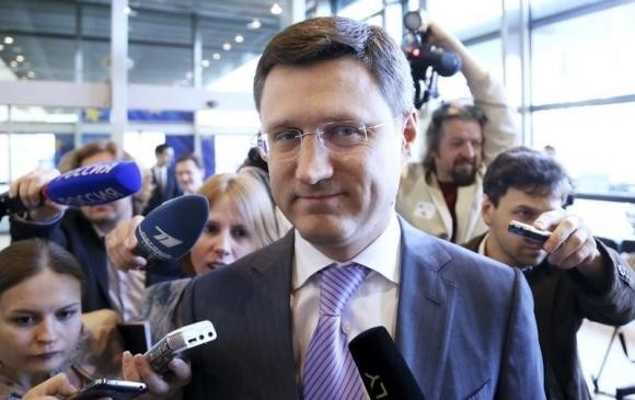 Bộ trưởng Năng lượng Nga Alexander Novak trong vòng vây báo chí ở Brussels hôm 11/6