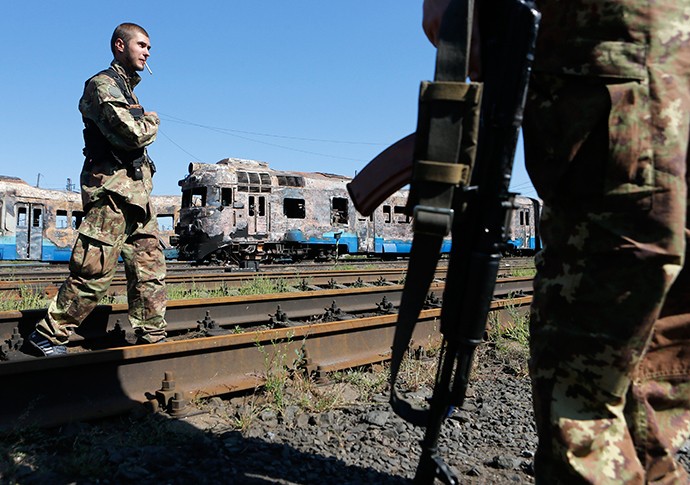 Các tay súng ly khai tại tuyến đường sắt bị phá huỷ ở Ilovaysk hôm 31/8