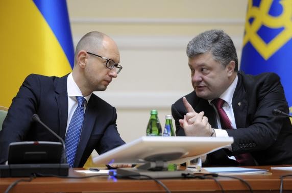 Tổng thống Ukraine Petro Poroshenko (phải) và Thủ tướng Arseny Yaseniuk