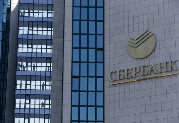 Lệnh trừng phạt của Washington lần đầu tiên nhằm vào ngân hàng Sberbank của Nga