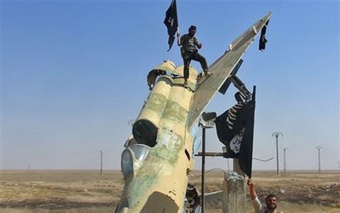 Phiến quân IS trên xác máy bay bị bắn hạ