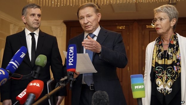 Cựu Tổng thống Ukraine Kuchma (giữa) công bố biên bản ghi nhớ kế hoạch hoà bình miền đông