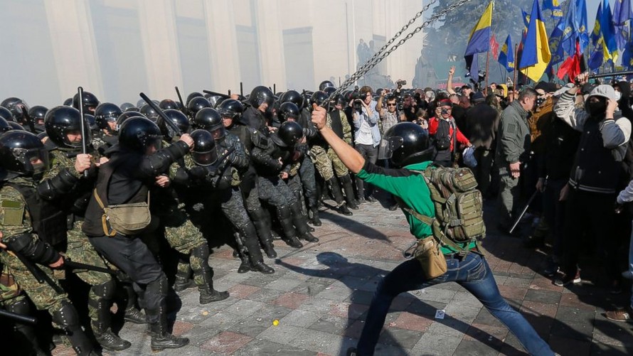 Người biểu tình và cảnh sát Ukraine đụng độ bên ngoài tòa nhà Quốc hội.