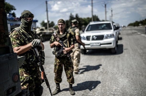 Binh lính Ukraine hộ tống phái đoàn OSCE