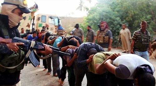 Các tay súng IS áp giải binh lính Iraq.