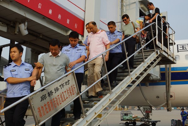 Hai tội phạm kinh tế Trung Quốc bị dẫn độ từ Campuchia về nước