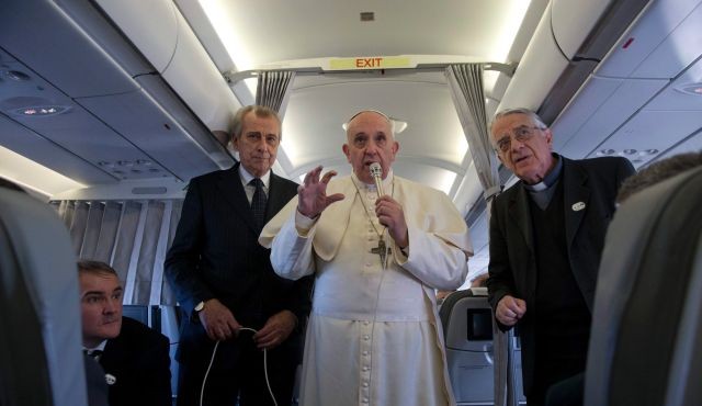 Giáo hoàng Francis trên chuyến bay trở về từ Strasburg