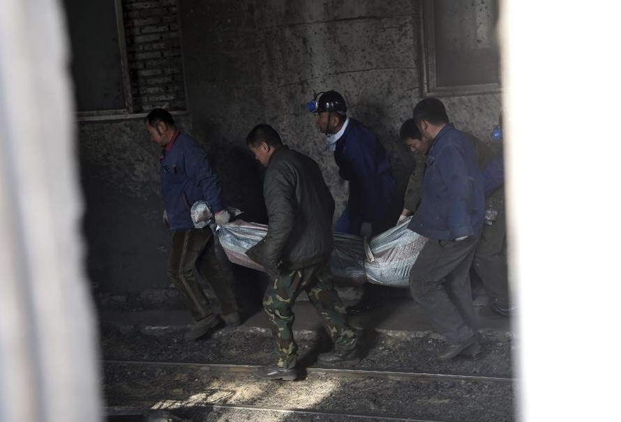 Lực lượng cứu hộ đưa thi thể nạn nhân ra ngoài trong vụ nổ mỏ than ở Liêu Ninh