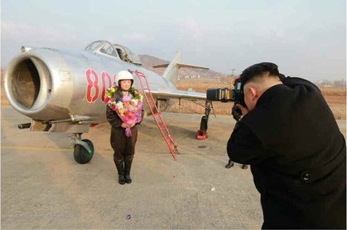 Nhà lãnh đạo Kim Jong-un chụp hình cho 1 nữ phi công