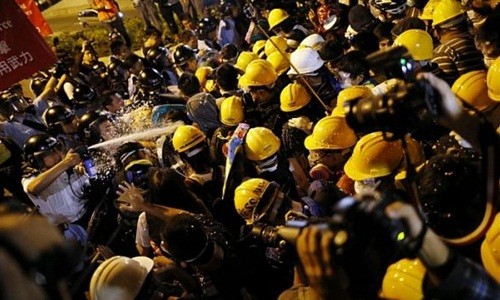 Cảnh sát Hong Kong đụng độ người biểu tình