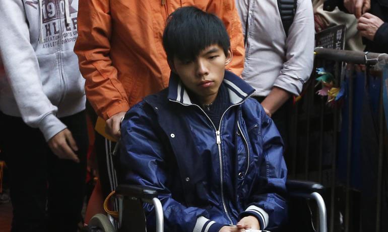 Joshua Wong phải ngồi xe lăn sau 108 giờ tuyệt thực