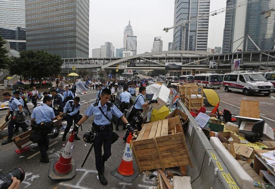 Cảnh sát Hong Kong dọn dẹp các khu biểu tình