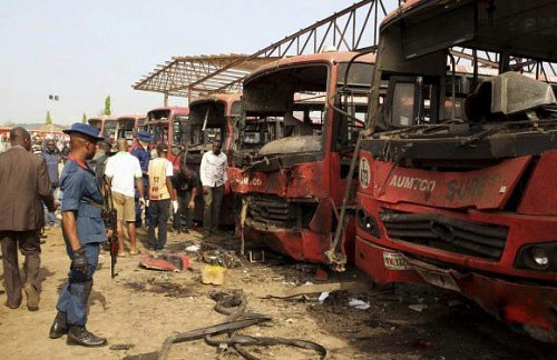 Hiện trường một vụ đánh bom trạm xe bus ở Nigeria