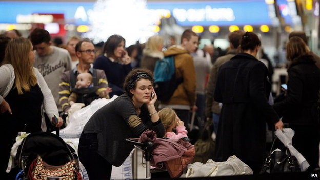 Hành khách chờ đợi tại sân bay Heathrow